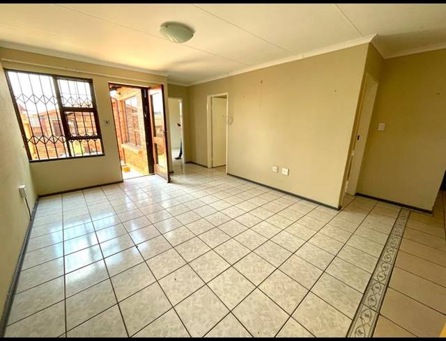 2 BEDROOM TOWNHOUSE FOR SALE IN RANGEVIEW